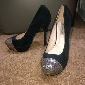 Steve Madden P Kavit Black SUEDE Gold Toe Pump